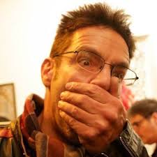 트럼프가 죽었다"는 만우절 농담을 하는 사람들에게, 당신은 선을 넘고 있습니다, 용납도 안되고, 매우 모욕적입니다... 이게 농담이  아니길 바라는 우리들에게.