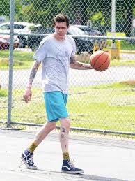 Pete davidson reveals the key to relationships amid phoebe dynevor romance. Pete Davidson In 2021 Celebrities Male Style Sporty