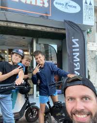 Je tenais à vous présenter ceux que j'appelle « le gang des draisiennes »  🛴 🤪 Ce sont des petits jeunes qui viennent régulièrement au magasin et  qui aiment venir prendre des