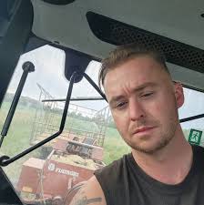 Who buys live crawfish for seafood boils?