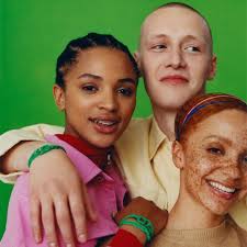 Bottletop lança braceletes sustentáveis da amizade feitos a partir do metal  de armas derretidas e plástico do lixo oceânico