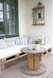 Gartentisch Aus Holz Bauen 30 Ideen Mit Kabeltrommeln Europaletten Sofa Palettenmobel Im Freien Upcycelte Mobel