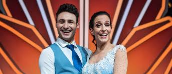 Robert beitsch posiert in einem hautengen hemd, unter dem sich sein muskulöser oberkörper sehr deutlich abzeichnet! Patzer Bei Let S Dance Auftritt Robert Zieht S Runter Promiflash De