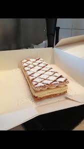 Le Pave De Venise Presente Lors De L Emission Le Meilleur Patissier Pate Feuillete Caramelisee Creme Chiboust Biscuit Patissiere Patisserie Biscuit Cuillere