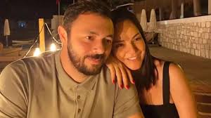 Black Mirror'un yeni sezonunda yer alan Salma Hayek göğüs dekoltesiyle  dikkat çekti