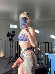 This year Im running 2 Black Friday sales on My porn ⛓🖤 check the replies  for more details 💙 : uworshipavaonyx
