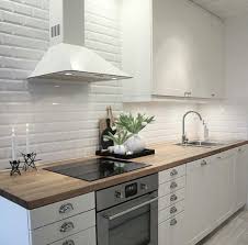 Alicatados de cocinas al mejor precio. Cocina En Blanco Alicatado Aladrillado Y Detalles En Madera Alicatado Cocinas De Casa Cocinas Blancas