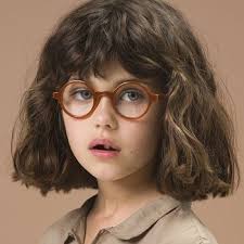 La coupe courte, qui fait son grand retour, peut être très mignonne pour une petite fille. Les Plus Jolies Coupes De Cheveux Pour Les Filles