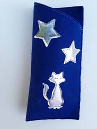 739 Etui A Lunettes De Soleil En Feutre Bleu Roi Avec Application D Un Chat Le Nez Dans Les Etoiles Argente De La Boutique A Cat Nose The Silver Star Felt Art