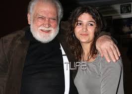 Tα τρία πανέμορφα παιδιά του 78χρονου κώστα καζάκου εικόνες παρά τα 78 του χρόνια ο καταξιωμένος ηθοποιός κώστας καζάκος ζει μια νέα ζωή στο πλευρό της συζύγου του τζένης κόλλια, με την οποία. Kwstas Kazakos Spania Emfanish Me Thn 16xronh Korh Toy Pics