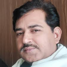 ایک شخص سمندر کے کنارے واک کر رہا...