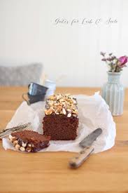 Schokolade und bananen gehen immer sehr gut zusammen. Gutes Fur Leib Seele Saftiger Schoko Bananenkuchen Mit Nuss Karamell