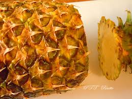 Basta maneggiare con cura il coltello e assicurarsi di non eliminare le parti migliori della polpa. Come Pulire E Tagliare L Ananas Ptt Ricette
