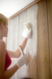 Kunststoffpaneele Streichen Wandverkleidung In Einer Frischen Farbe Kunststoffpaneele Wandgestaltung Holzoptik Holzvertafelung Wand