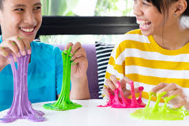 La bave faite maison permet à votre enfant de jouer avec les goos de ses rêves, mais vous saurez exactement ce qu'il contient afin les différentes utilisations intéressent également les enfants. Colle Cleopatre Transparente Speciale Slime 1 Litre Colles Specifiques 10 Doigts