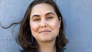 Nya läsambassadören brinner för live-poesi och nördkultur