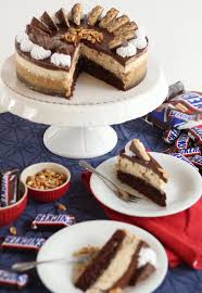 Erdnussbuttereiscreme trifft auf erdnüsse in salzkaramell. Sugarprincess Mega Leckere Snickers Torte Erdnuss Karamell Schoko Torte Rezept Und Video Rezept Kuchen Und Torten Rezepte Rezepte Fur Veganen Kasekuchen Desserts Ostern