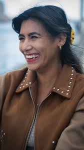 STREET PORTRAITS . . . MODEL: Polly LOCATION: London, England PHOTOGRAPHER:  Christopher Ward . . . #modelstrangers #streetinterview #streetportraits  #streetportraiture #sonyalphaportrait