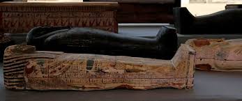 Sarcofagos Que Tienen Alrededor De 2500 Anos Del Cementerio Descubierto Cerca De La Necropolis De Saqqara En Egipto C Ministerio D In 2020 Decor Chaise Lounge Chaise