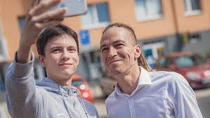 Že jsou piráti nespokojení s kampaní a chtějí kvůli tomu odvolat ferjenčíka, píše ferjenčík. Viamvlvwzxdvum