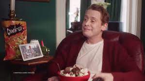 All Grown Up Macaulay Culkin Recreates Home Alone With A Little Help From Modern Technology Kevin Mccallister Home Alone Movie Macaulay Culkin