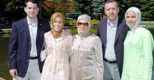 Toplanan para başbakanlık afet yönetimi'nin hesabına yatırıldı. Islamcilarin Hedefinde Erdogan In Ailesi Var