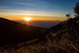 Warganet heboh unggahan viral matahari terbit dari utara di jeneponto. Indahnya Matahari Terbit Dari Bukit Mongkrang Karanganyar Halaman All Kompas Com