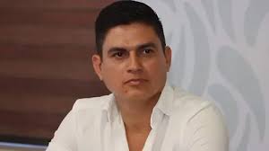 De qué acusan a Karla Jurado, exdirectora de administración de Educación?