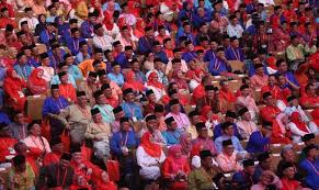 Majlis perasmian perhimpunan agung umno 2018 bermula dengan upacara menaikkan bendera parti, sang saka bangsa oleh presiden umno, datuk seri dr ahmad zahid. Pau 2018 Tetap Berjaya Di Sebalik Dakwaan Kononnya Hambar Diserang Luar Dan Dalam Prebiu Com