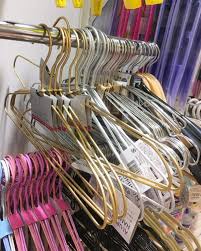 100均 パトローラー直伝 話題になる前にgetしたいおすすめ新商品 folk アルミ ハンガー 100均 グッズ 収納