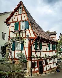 nina auf instagram das haus auf der mauer steht in der rommelgasse 18 in schorndorf das asymmetrische haus wurde 1730 mit d in 2021 haus mauer deutschland germany
