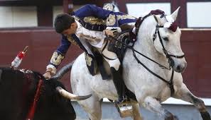Check spelling or type a new query. Seis Caballeros Y Tres Baratos Trofeos En San Isidro