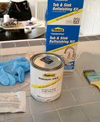 White wall cabinets and butcher block countertops keep things balanced. Fliesenfarbe Passend Aussuchen Oder Selber Streichen Refinishing Kit How To Paint Tile Paint Tile Countertops