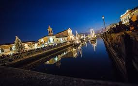 Un uomo stava passeggiando tranquillamente quando un piano straordinario che in due anni, tra il 2019 e il 2020, metterà a disposizione 1 milione di euro per il dragaggio del porto canale, a cesenatico. Natale Al Porto Canale Cesenatico Si Veste A Festa Livingcesenatico It