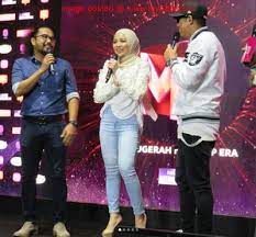 Berbaju Singkat Berseluar Ketat Neelofa Dikecam Dek Gara Gara Penampilan Pada Majlis Sidang Media Anugerah Meletop Ootd Casual Hijab Jeans Beautiful Hijab