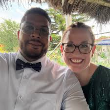 CEUX QUI S'OCCUPENT DE VOTRE HIVER 💙 Aujourd'hui, nous vous présentons  Julie! Elle est collaboratrice au soutien administratif des Ventes et  Service à la clientèle et souligne sa 20e année chez nous!