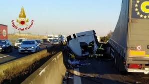 Prezzi valutati da autouncle 3.191 audi a1 usate valutate da autouncle raccolte da oltre 462 siti valutazioni obiettive dal 2010. Autostrada A1 Un Altro Tamponamento Nel Tratto In Cui E Morta La 30enne Di Parma La Repubblica