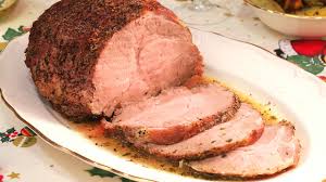 Una vez que esté dorado, condiméntalo con tus aderezos favoritos, colócalo en una asadera y mételo en el horno a 300 grados de temperatura hasta que la temperatura interior de la carne sea. Carne Al Horno Muy Facil Y Jugosa Lomo De Cerdo Youtube