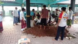 Adapun jenazahnya sendiri akan dimakamkan di pondok pesantrennya. Duplnw0xtqt8zm