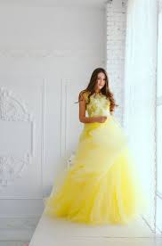 Maybe you would like to learn more about one of these? Tull Und Stickereien In Gelb Und Weiss Fur Ombre Effekt Brautkleid Schlicht Klassisches Hochzeitskleid Modestil