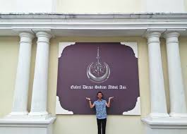 Sebahagian besar daripada pameran galeri diraja berkisar mengenai riwayat hidup sultan salahuddin abdul aziz yang telah memerintah selangor selama lebih. Galeri Sultan Abdul Aziz Klang Selangor Mny Homestay Shah Alam