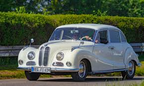 Mieten sie unsere oldtimer für alle hochzeiten, hochzeitsfahrten, hochzeitstage, geburtstage, jubiläen, verabschiedungen, heiratsanträge, romantikfahrten, ausstellungen, fototermine. Oldtimer Zur Hochzeit Die Wichtigsten Fakten Fur Euren Weg Zur Trauung