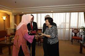 Ahli parlimen pasir salak hospital besar shah alam kaffarah dalam jenayah islam contoh buku log pengakap in lieu in malay bila duit ptptn masuk latihan industri di kulim hi tech contoh laporan penyelenggaraan mesin. Mrs Mary Tan Wife Of President Tony Tan Presenting A Gift
