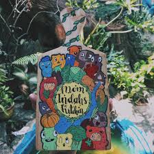 Cara membuat talenan hias, gambar lukisan di talenan kayu, talenan hias simple, cara menghias talenan dengan cat air, talenan hias bunga, prakarya jual beli talenan lukis motif ragam hias flora baru. Gak Cuma Buat Masak Ini 10 Contoh Talenan Hias Buat Dekorasi Rumah