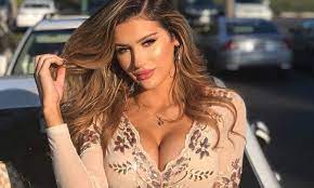 As far as we know, her parents are very supportive of her modelling career, and her mum is also featured in some of her videos on her youtube channel. Molly Eskam Bio Age Height Wiki Boyfriend Net Worth Facts 2021