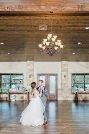 White Tulip Wedding At The Club At Garden Ridge Venue San Antonio Tx White Tulips Wedding Wedding Picture Poses Tulip Wedding