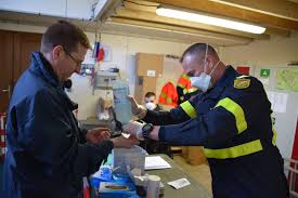 Its great features include the ability to download your favorite tracks and play them offline, lyrics in real time, listening across all your favorite devices, new music personalized just for you, curated playlists from our editors, and many more. L Uiisc 1 Engage Dans La Lutte Contre Le Covid 19