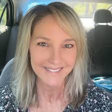 Elizabeth Ottman's Instagram, Twitter & Facebook