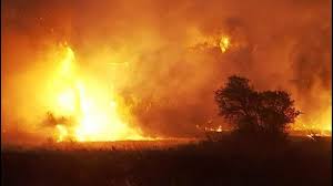La colonne de fumée est visible à des kilomètres. Violent Incendie Dans L Aude Le Feu Fixe 320 Pompiers Toujours Mobilises Lci