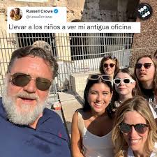 MÁXIMO" REGRESÓ AL COLISEO. Russell Crowe está de viaje por Roma y fue a  uno de los escenarios fundamentales de su carrera. 22 años después de la  épica película 'Gladiador' compartió una